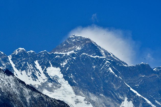 En haut de l'Everest, le plus haut sommet du monde, la Chine va marquer physiquement la frontière avec...