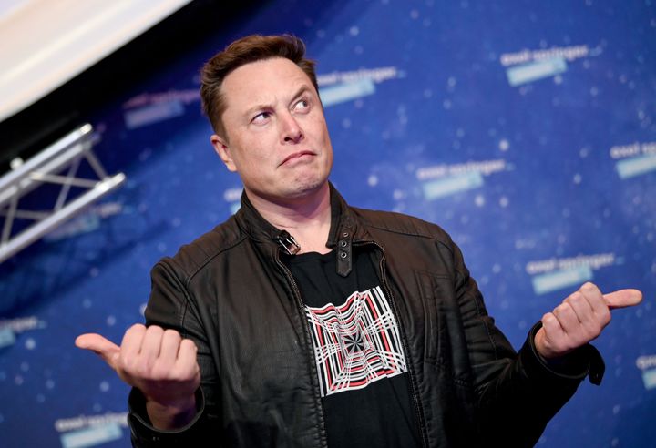 Elon Musk gesticula a su llegada a los Axel Springer Awards en Berlín el 1 de diciembre de 2020.