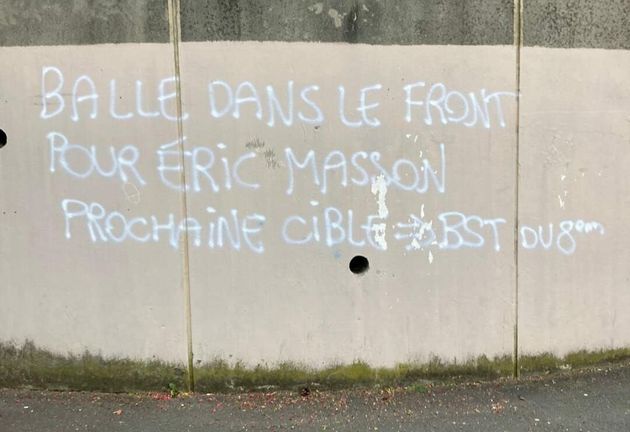 Ce tag menaçant des policiers lyonnais de subir le même sort qu'Éric Masson, un fonctionnaire abattu au cours d'une opération anti-drogue à Avignon, a été découvert ce lundi 10 mai. Une enquête a été ouverte.