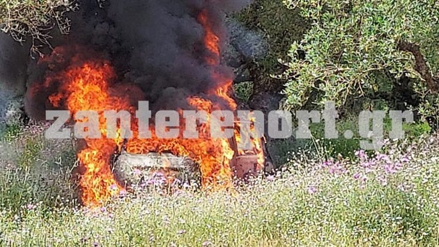 Το αυτοκίνητο του θύματος ενώ καίγεται.