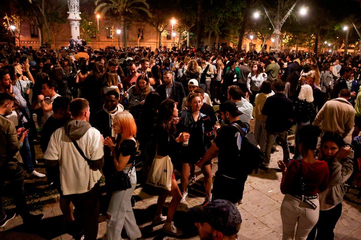 Imagen del Passeig Lluis Companys de Barcelona donde cientos de personas se concentraron tras el fin del estado de alarma