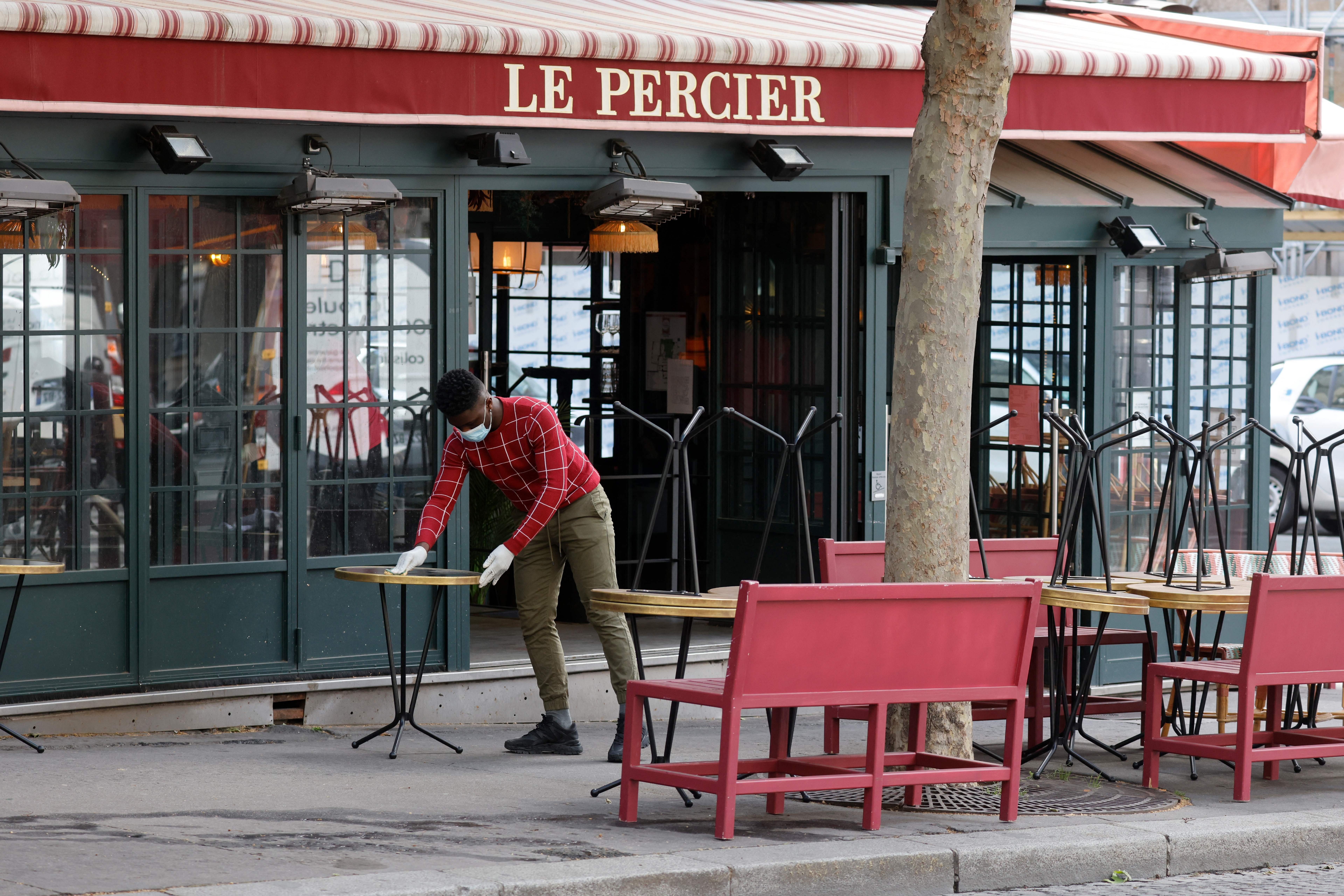 Les terrasses ouvriront le 19 mai mais avec la moitié de leur capacité