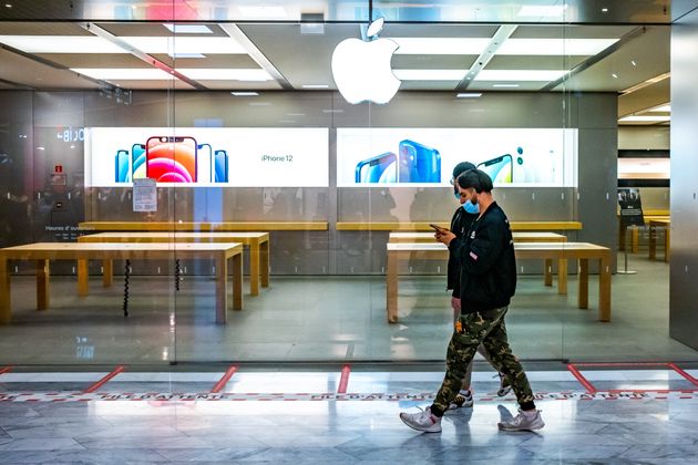 Les magasins rouvriront le 19 mai mais avec une jauge d'un client pour 8 m² (Photo d'illustration: la boutique Apple Store fermée dans le centre commercial de la Part-Dieu le 5 décembre 2020 à Lyon, France. Photo par Robert DEYRAIL/Gamma-Rapho via Getty Images)