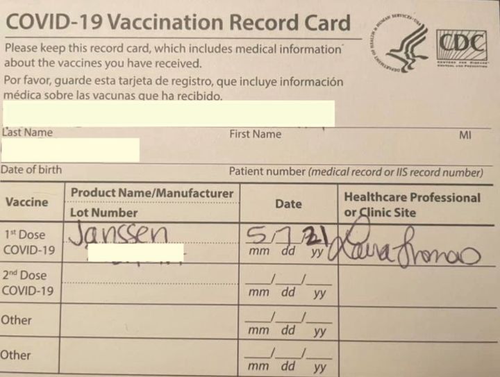 ニューヨークで観光客としてワクチンを受けた際に渡されたCDCによるワクチン接種証明書。ワクチンのロット番号も記入される。