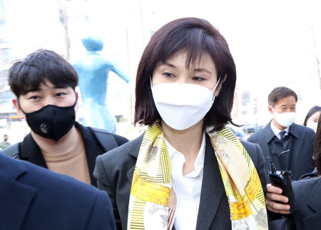 노소영 아트센터 나비 관장이 2020년 4월 7일 오후 서울 서초구 서울가정법원에서 열린 최태원 SK 그룹 회장과의 이혼소송 첫 변론기일에 참석하고 있다.