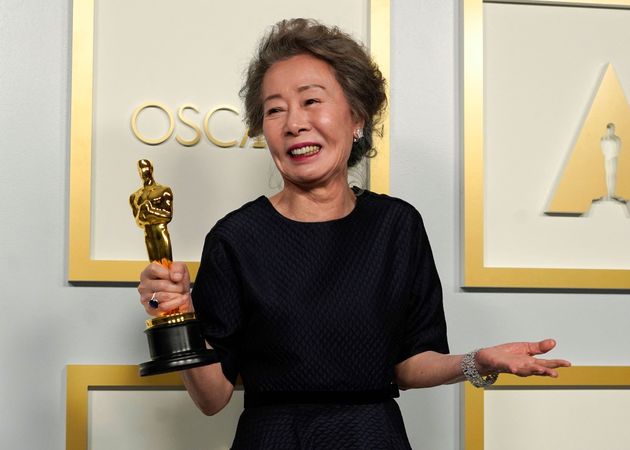 第93回アカデミー賞の助演女優賞の部門を受賞した、韓国の俳優ユン・ヨジョンさん。アメリカを舞台に韓国からの移民一家を描いた映画『ミナリ』で、祖母のスンジャ役を好演した。