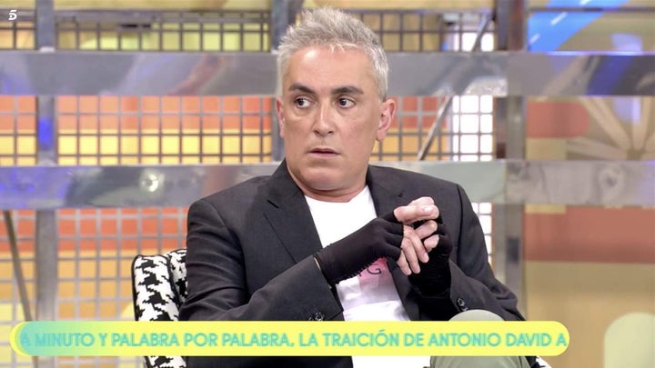 Kiko Hernández con guantes negros en 'Sálvame'.