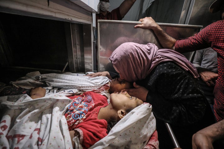 Una madre besa a sus hijos, muertos en un ataque de Israel, en la morgue del hospital de Beit Hanoun, Gaza, el pasado 10 de mayo.