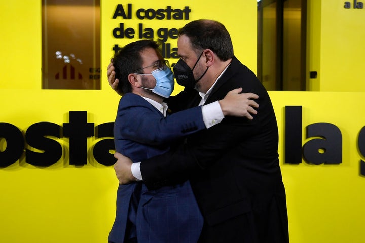 Pere Aragonès (izq) abraza a Oriol Junqueras en la noche electoral del 14 de febrero, en Barcelona (Cataluña).