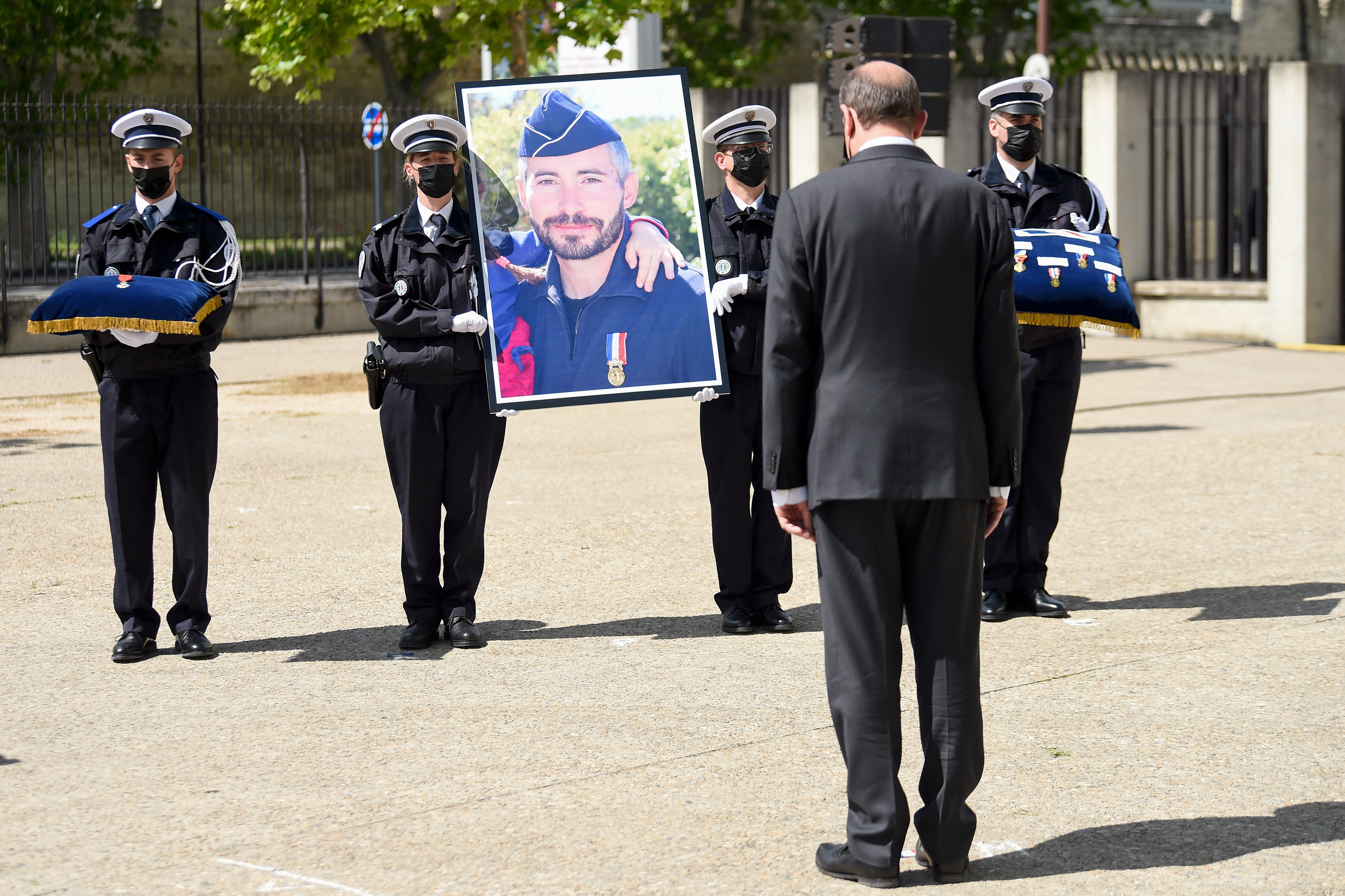 À l'hommage national pour Éric Masson, Castex promet de ne jamais plier face aux trafics