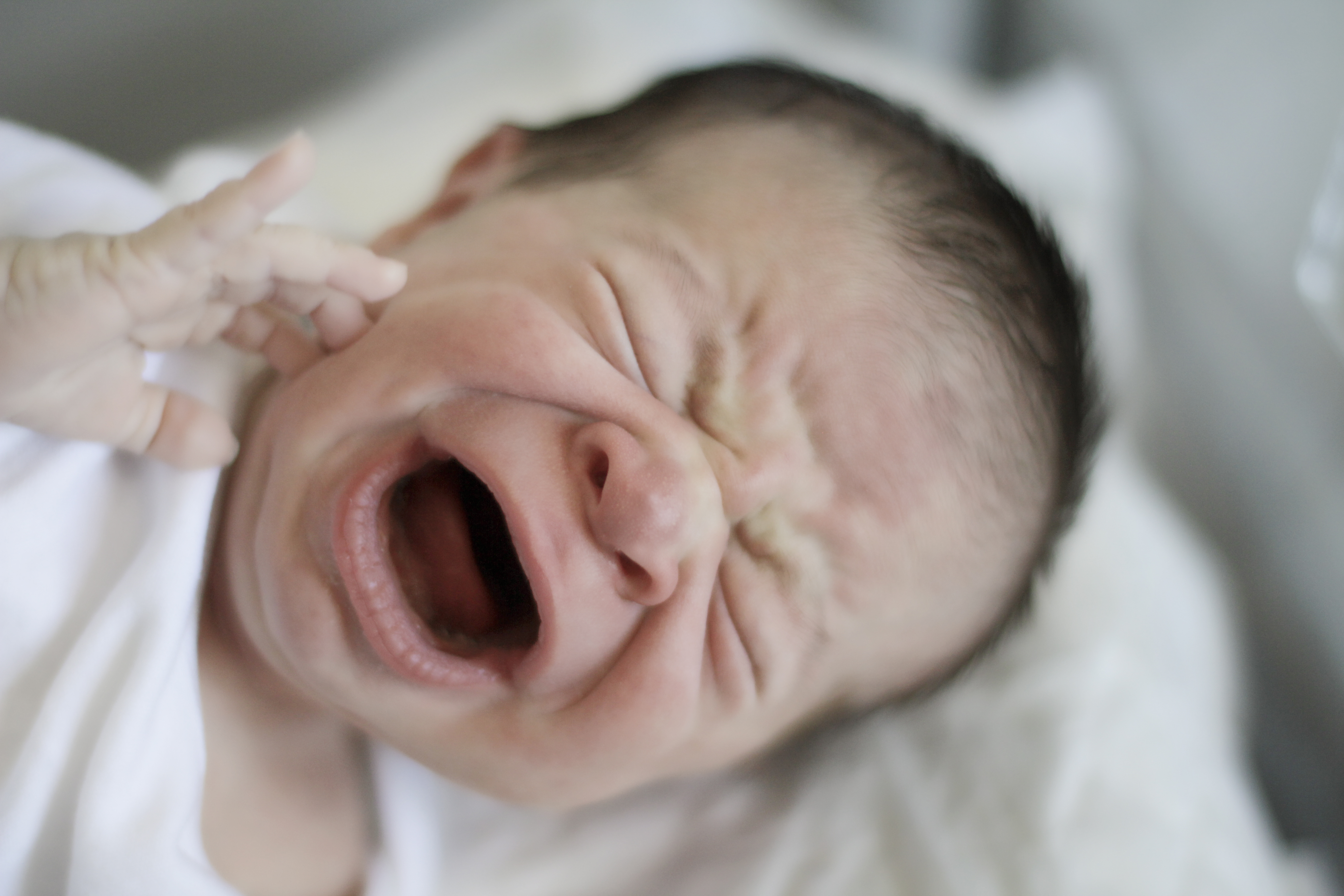 Почему новорожденный высовывает. Недоразвитые ушки у младенца. Внутричерепное давление у малыша.