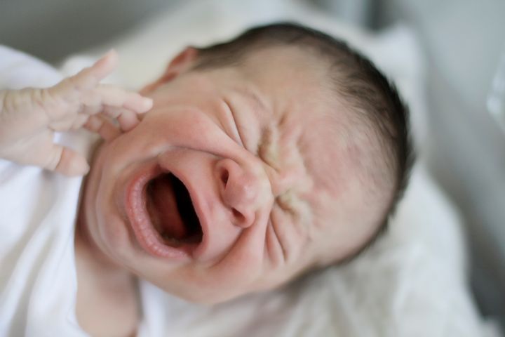 Un recién nacido llorando.