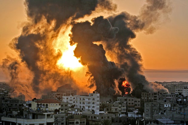 Amanecer en Khan Yunish, Gaza, con el fuego y el humo de los bombardeos de la