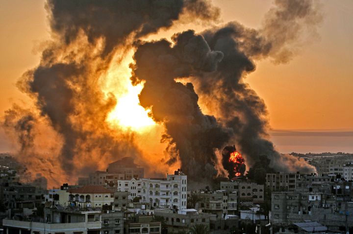 Amanecer en Khan Yunish, Gaza, con el fuego y el humo de los bombardeos de la noche. 