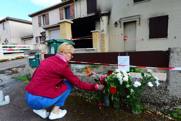 Une femme dépose des fleurs à l'extérieur de la maison où une mère de 31 ans a été brûlée vive par son époux violent à Mérignac (Photo MEHDI FEDOUACH / AFP)