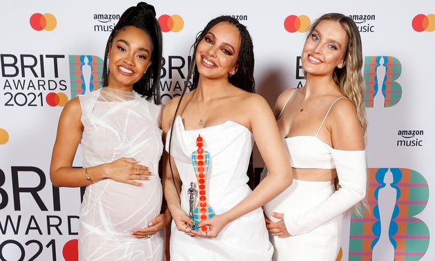 Leigh-Anne Pinnock, Jade Thirlwall et Perrie Edwards de Little Mix posent sur le tapis rouge de 41e cérémonie des Brit Awards.