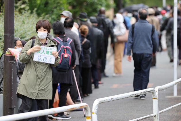 「大人食堂」に並ぶ人たち＝5月3日、東京都千代田区