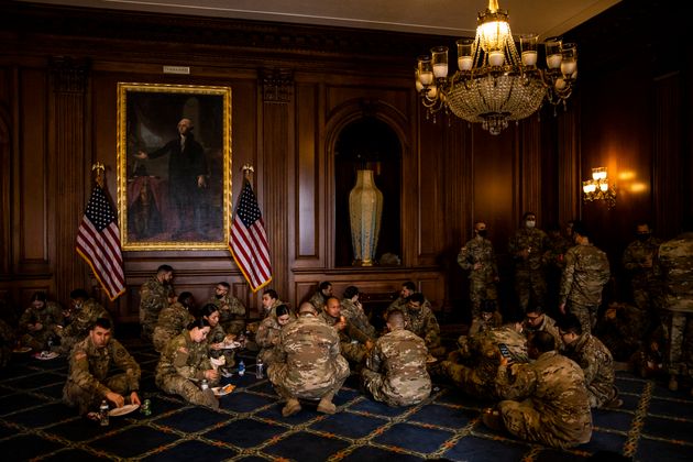 Le 12 février 2021, la Garde nationale montait la garde au Capitole à Washington, après...