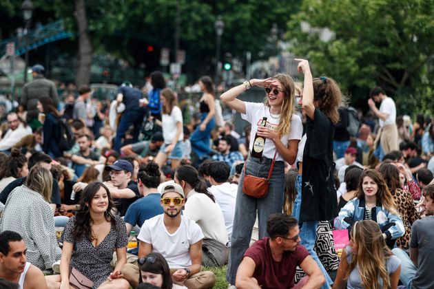 Des personnes célébrant la fête de la musique près du Canal Saint-Martin à Paris, le 21 juin 2020, après des semaines de confinement pour lutter contre le Covid-19