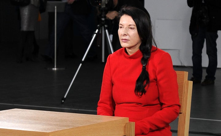 La performance 'The artist is present' de Marina Abramović en 2010.