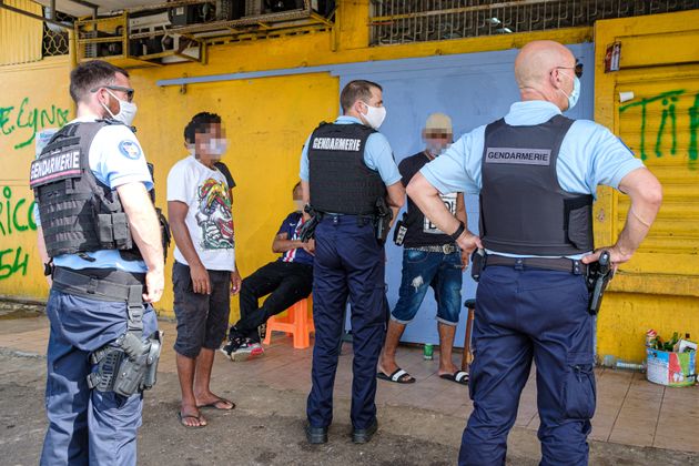 Le 20 juin 2020, des gendarmes font respecter le couvre-feu, qui a été instauré en Guyane pour lutter contre l'épidémie de Covid-19