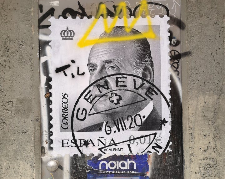El sello matasellado del rey Juan Carlos I colocado en Madrid (la corona y la palabra Til son ajenas a la obra de Calero).