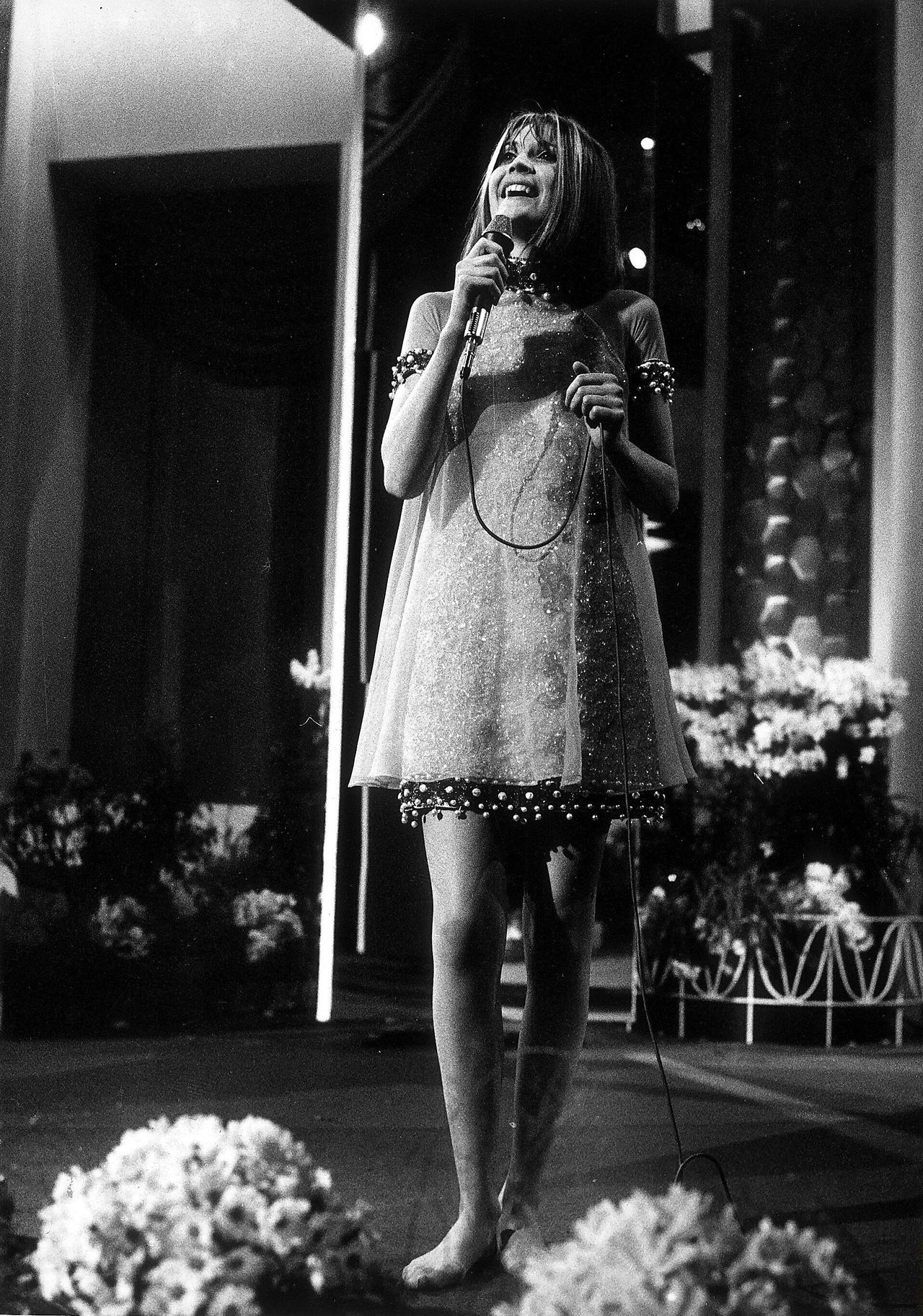 Sandie Shaw performing Puppet On A String in 1967