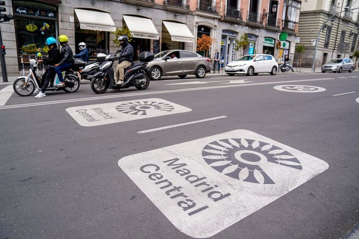 Señales en el suelo de la zona de bajas emisiones Madrid Central.