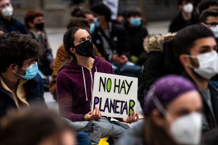 Activistas por el clima se manifiestan frente al Congreso el 19 de marzo de 2021.