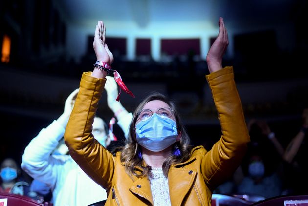 (Des spectateurs pendant un concert test le 7 mai 2021 au Petit théâtre de Spa en Belgique. Par JOHN THYS/BELGA MAG/AFP)