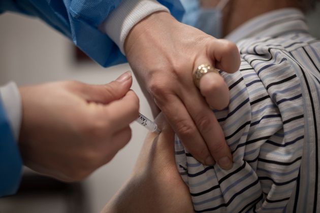 Le vaccin AstraZeneca pour les plus âgés: les autorités de santé confirment...