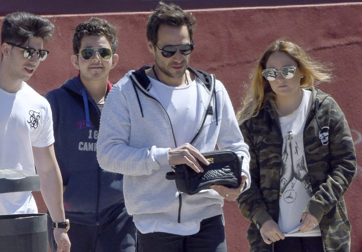 Antonio David Flores con sus hijos Rocío y David Flores Carrasco por las calles de Málaga en 2017.