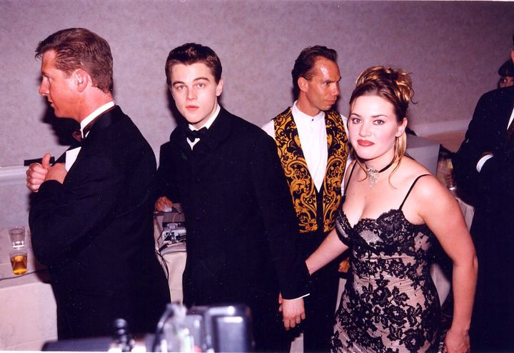 『タイタニック』当時、20代前半だったレオナルド・ディカプリオとケイト・ウィンスレット。1998年第55回ゴールデングローブ賞にて