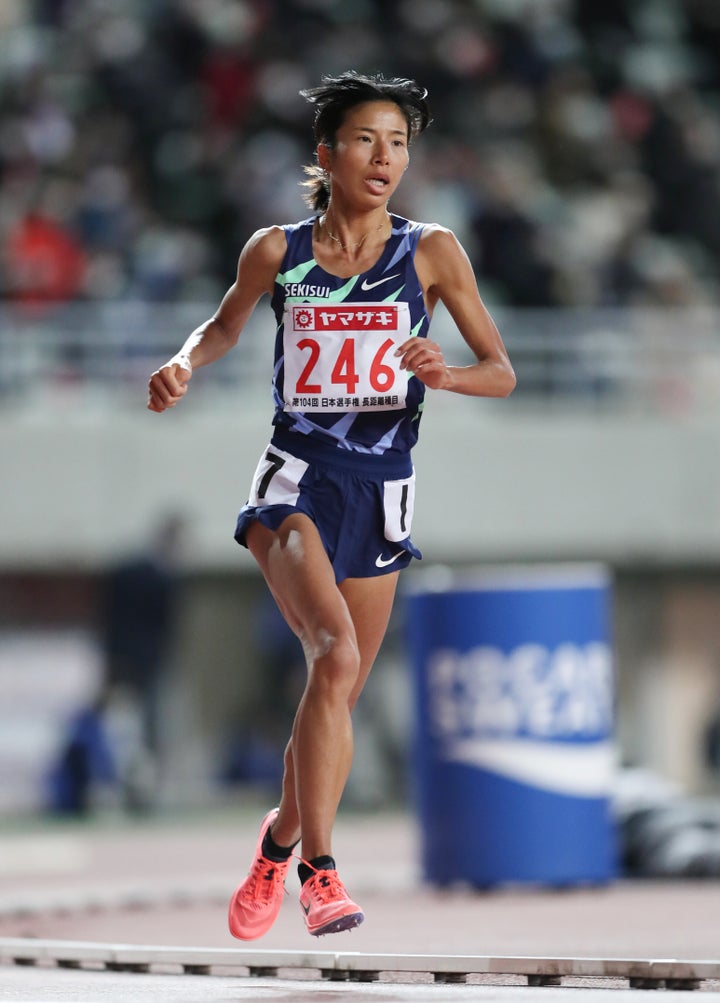 女子1万メートルで力走する新谷仁美(積水化学)=2020年12月4日、大阪・ヤンマースタジアム長居