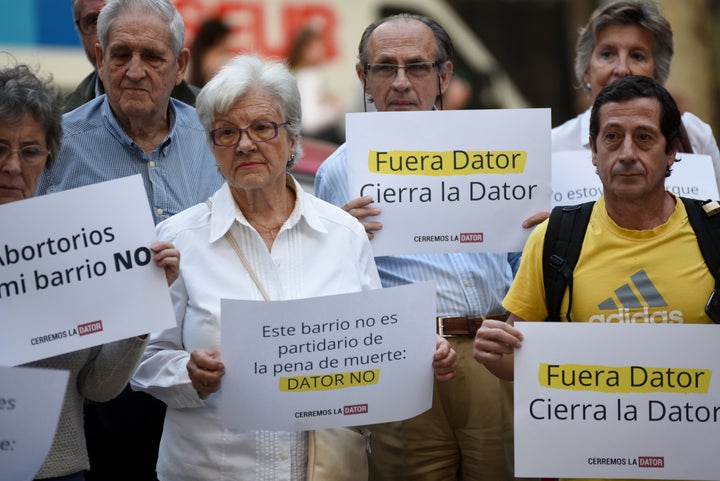 Manifestantes antiaborto protestan a las puertas de la clínica Dator en Madrid en 2016.