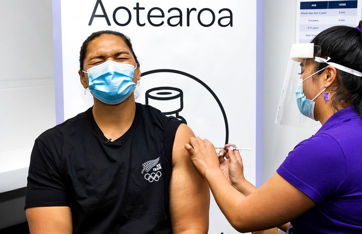 Η Νεοζηλανδή Ολυμπιονίκης της σφαιροβολίας, Βάλερι Ανταμς, κάνει την πρώτη δόση του εμβολίου.