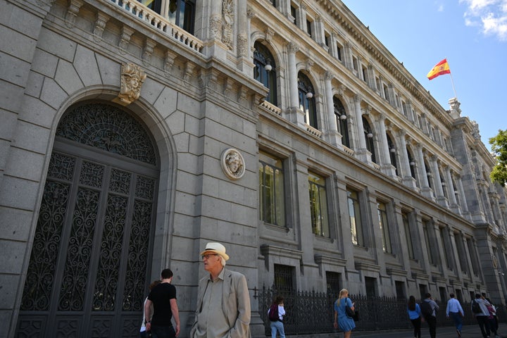 Un grupo de personas pasea por las inmediaciones del Banco de España, en la calle Alcalá de Madrid.
