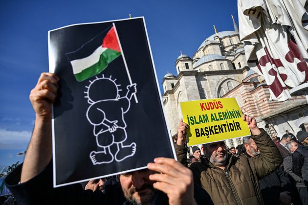 »31 Μαΐου 2021 Κωνσταντινούπολη. Ένας διαδηλωτής με πλακάτ στο οποίο αναγράφεται «Η Ιερουσαλήμ είναι η πρωτεύουσα του Ισλάμ (Jerusalem is the capital of Islam)