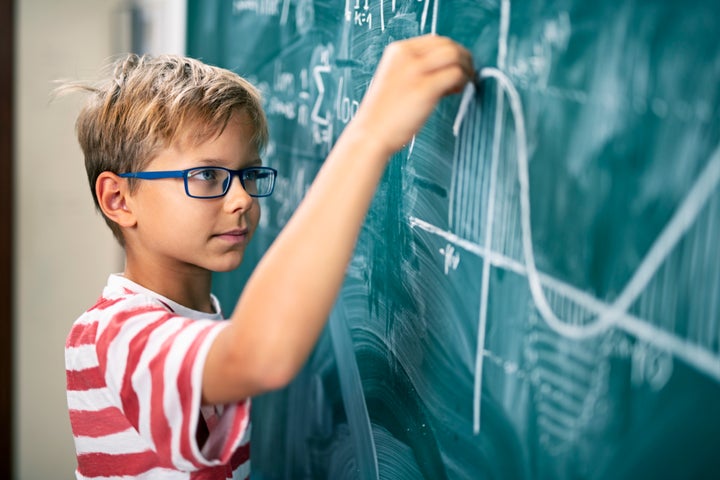 Niño resolviendo un problema matemático.