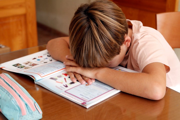 Niño frustrado estudiando.