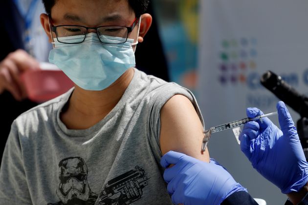 O Μπρένταν Λο, 13 ετών, λαμβάνει την πρώτη δόση του εμβολίου Pfizer-BioNTech για τον COVID-19 σε εμβολιαστικό κέντρο Παιδιατρικού Νοσοκομείου στη Νέα Υόρκη. 13 Μαϊου 2021. REUTERS/Shannon Stapleton