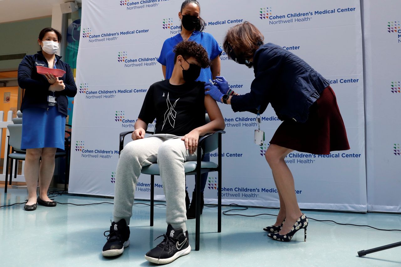 O Μάικλ Μπίνπερις, 15 ετών, λαμβάνει την πρώτη δόση του εμβολίου Pfizer-BioNTech για τον COVID-19 σε εμβολιαστικό κέντρο Παιδιατρικού Νοσοκομείου στη Νέα Υόρκη. 13 Μαϊου 2021. REUTERS/Shannon Stapleton