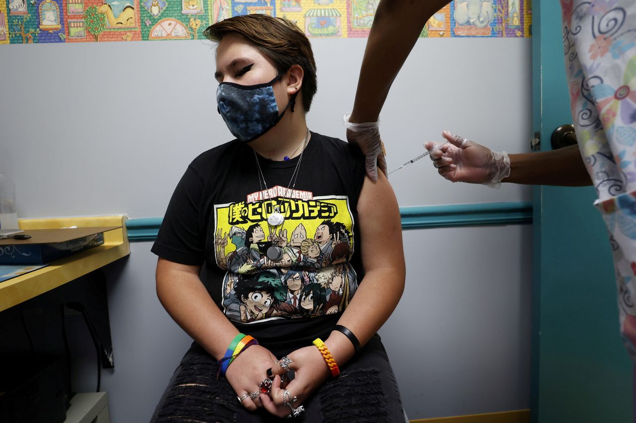 Η Γκρέις Πέτερσον, 14 ετών, λαμβάνει την πρώτη δόση του εμβολίου της Ρfizer για τον COVID-19, αφού η Πολιτεία της Τζόρτζια άναψε "πράσινο φως" για τον εμβολιασμό παιδιών άνω των 12 ετών. 11 Μαϊου 2021. REUTERS/Chris Aluka Berry