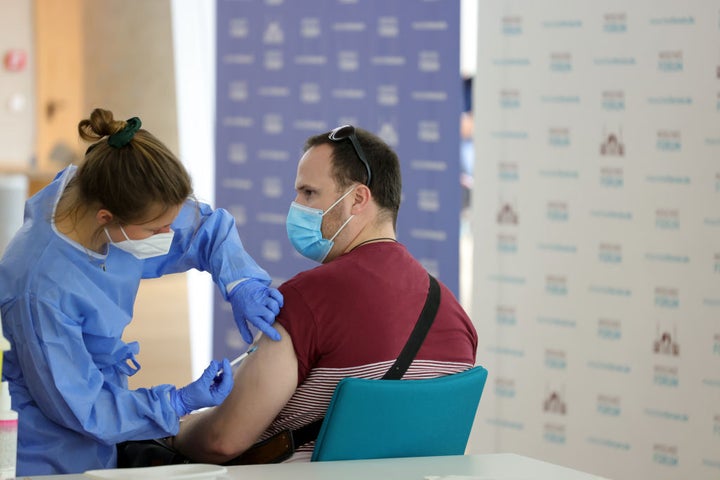 Una persona recibe un pinchazo con el suero de AstraZeneca