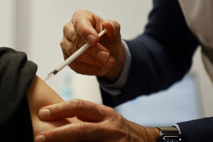 Una mujer embarazada recibe la vacuna en Francia.