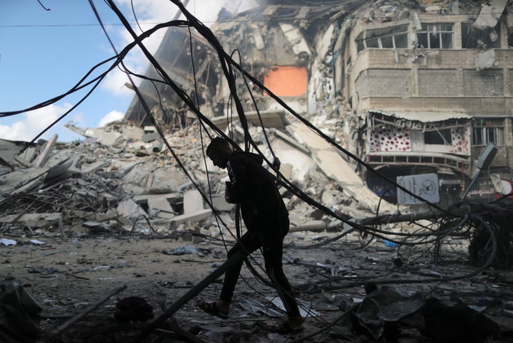 Un hombre corre a protegerse de un bombardeo de Israel en Gaza capital, el 13 de mayo.