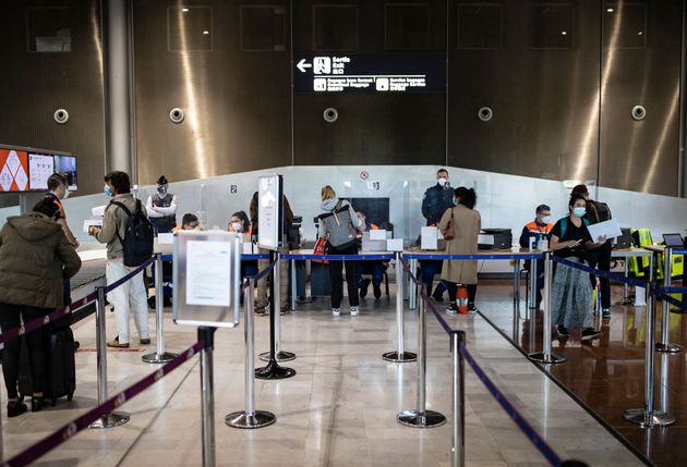 (Photo d'illustration: aéroport de Roissy le 25 avril 2021. Photo par IAN LANGSDON/POOL/AFP)