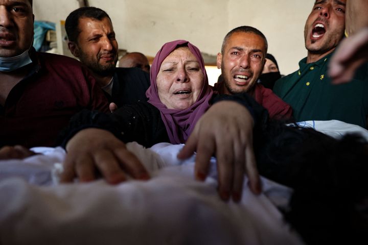 Λωρίδα της Γάζας - Η Γιαγιά και οι συγγενείς τριών παιδιών που έχασαν τη ζωή τους από τους Ισραηλινούς βομβαρδισμούς Getty Images)