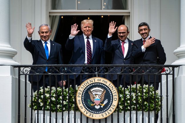 Donald Trump saluda en un balcón de la Casa Blanca, rodeado de los mandatarios de Israel, Bahréin...