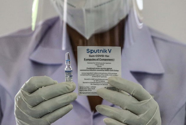 Sputnik-V: Πολλές προσδοκίες αλλά λίγες δόσεις για το ρωσικό